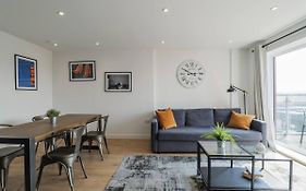 City Centre Luxury Apartment - Free Parking & Balcony